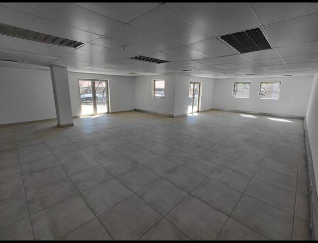 1,011M² OFFICE TO LET IN HALFWAY GARDENS